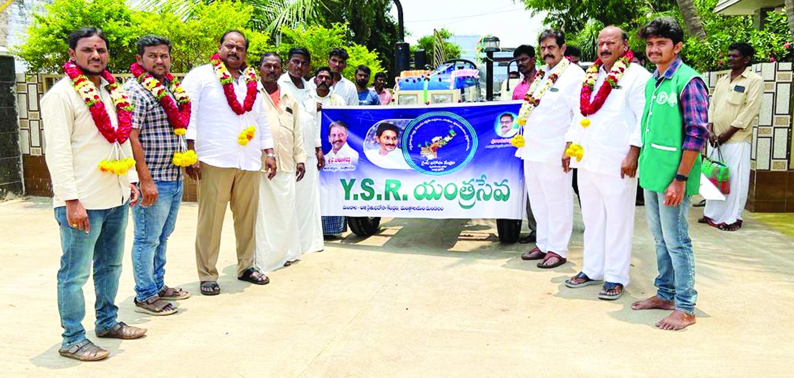 ట్రాక్టర్‌ను అందజేస్తున్న నాయకులు