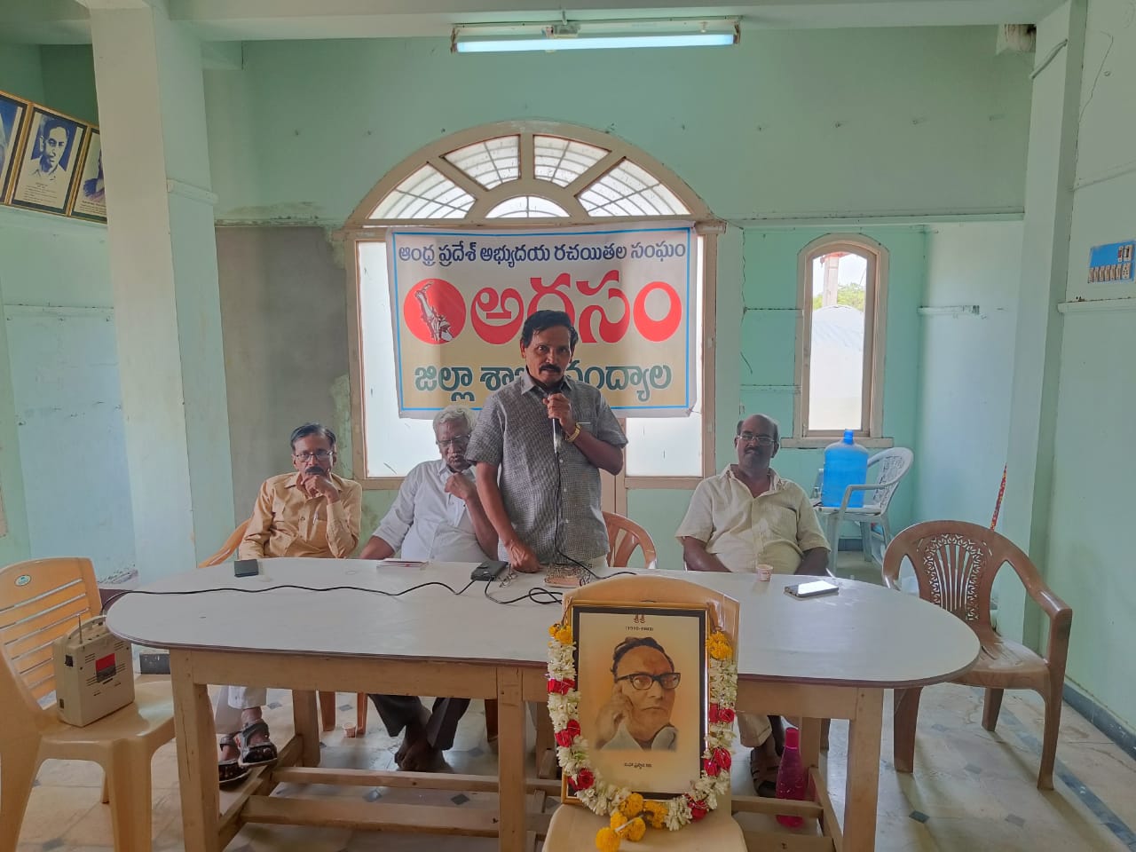 సమావేశంలో మాట్లాడుతున్న అరసం జిల్లా అధ్యక్షులు మూర్తుజా