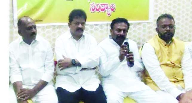 సమావేశంలో మాట్లాడుతున్న బైరెడ్డి రాజశేఖరరెడ్డి 