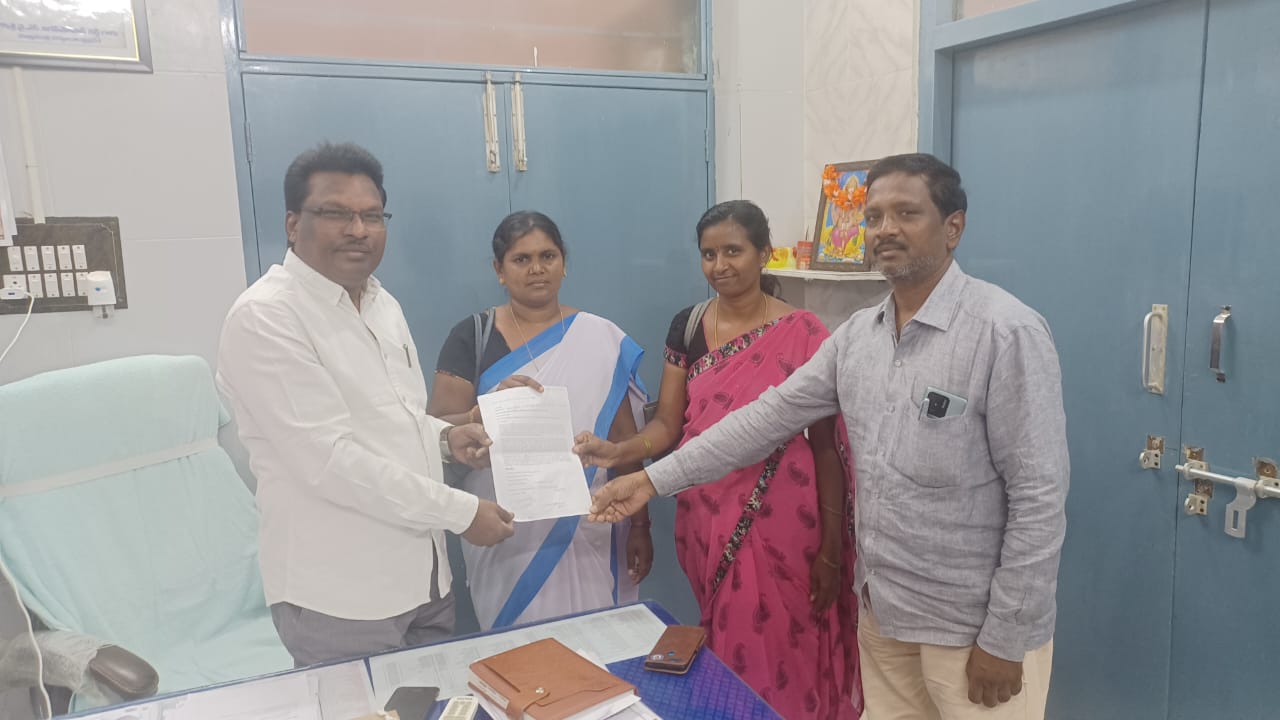 డిఎం అండ్ హెచ్ఓ కు వినతి పత్రం అందచేస్తున్న దృశ్యం