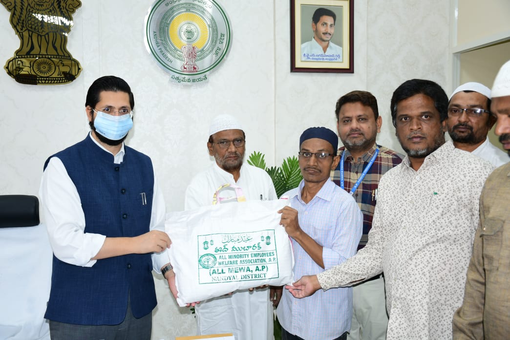 రంజాన్‌ కిట్లు పంపిణి చేస్తున్న జిల్లా కలెక్టర్‌