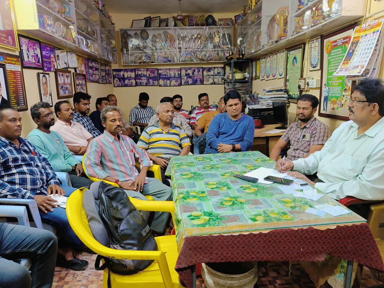 శిక్షకులు, నిర్వాహకులతో కళారాధన ఉచిత వేసవి శిబిరం ఏర్పాట్లపై సమీక్ష నిర్వహిస్తున్న కళారాధన ప్రధాన కార్యదర్శి డాక్టర్‌ రవికృష్ణ