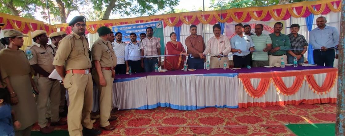 ప్రారంభిస్తున్న జిల్లా అటవీ శాఖ అధికారి వినీత్ కుమార్, ఐ ఎం ఎ రాష్ట్ర అధ్యక్షులు డాక్టర్ రవి కృష్ణ