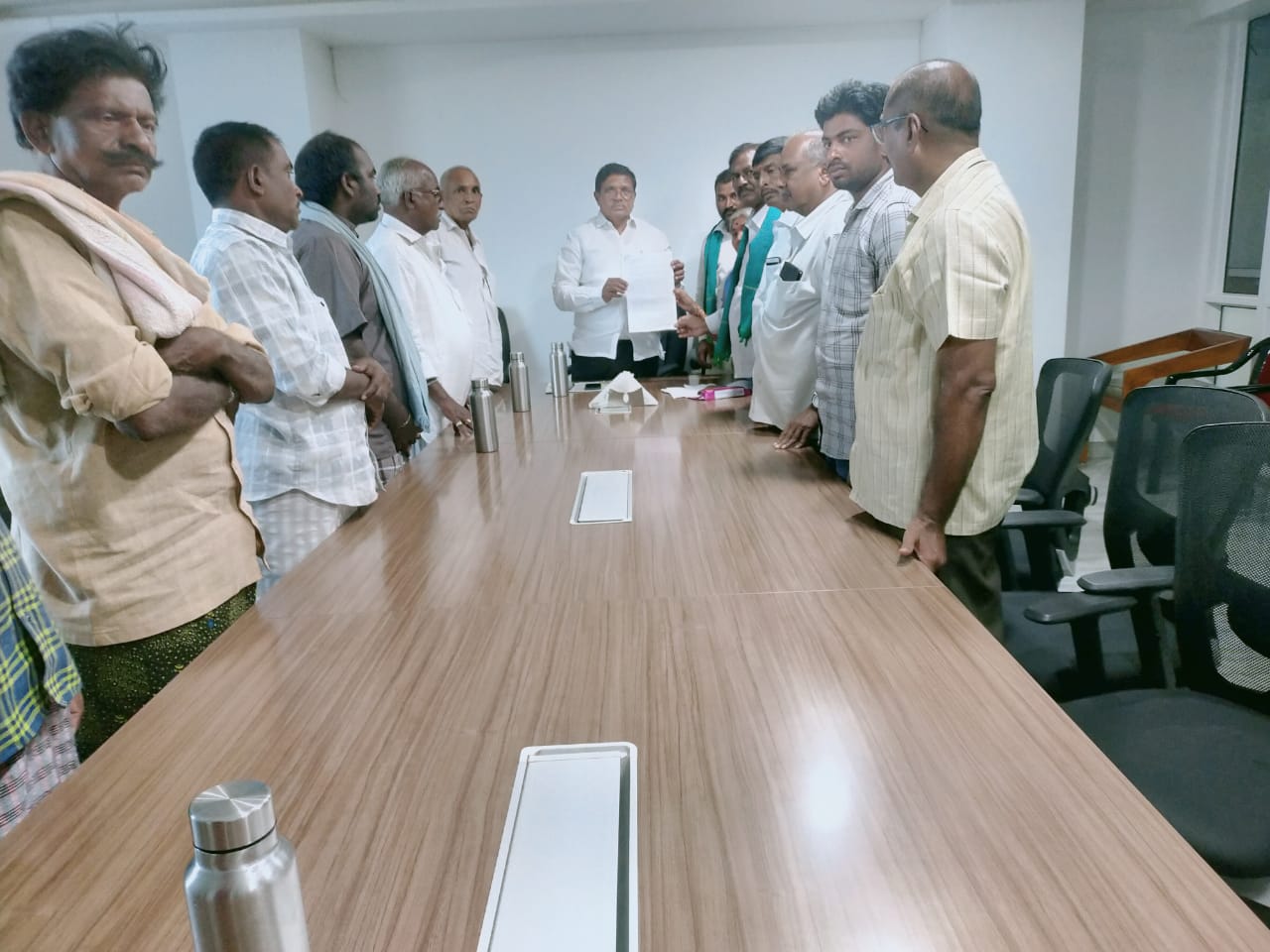 ఎంపీకి వినతిపత్రం అందజేస్తున్న రైతు సంఘం నాయకులు