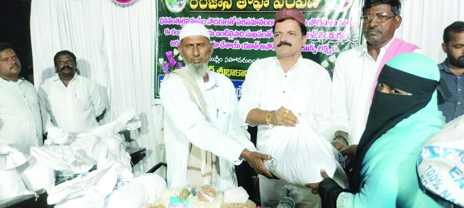 తోఫాను అందజేస్తున్న గురురాజ్‌ దేశాయి