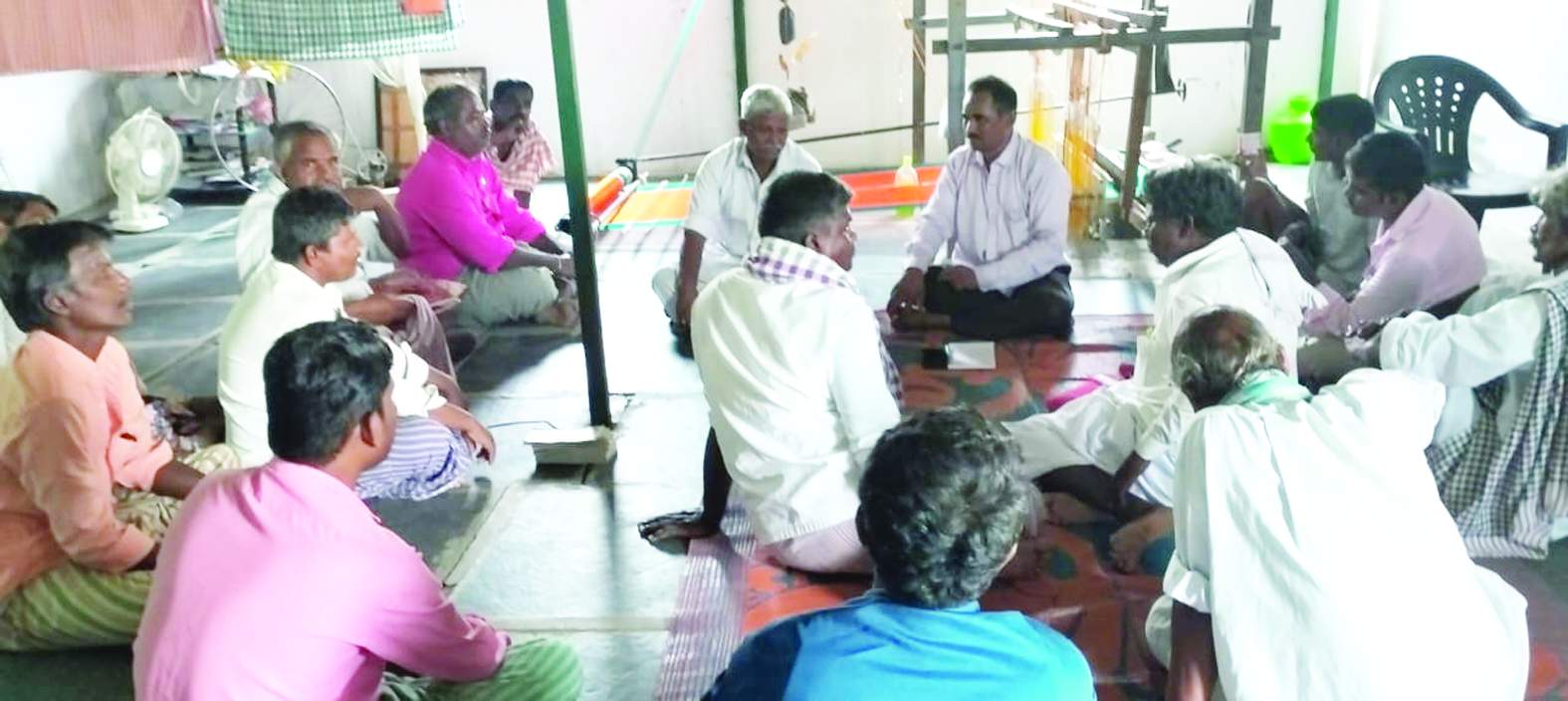 చేనేతలతో మాట్లాడుతున్న గౌస్‌దేశాయి