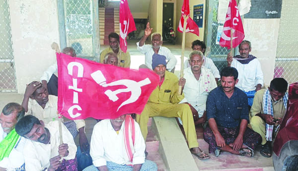 సమస్యల పరిష్కారం కోసం పారిశుధ్య కార్మికుల ధర్నా