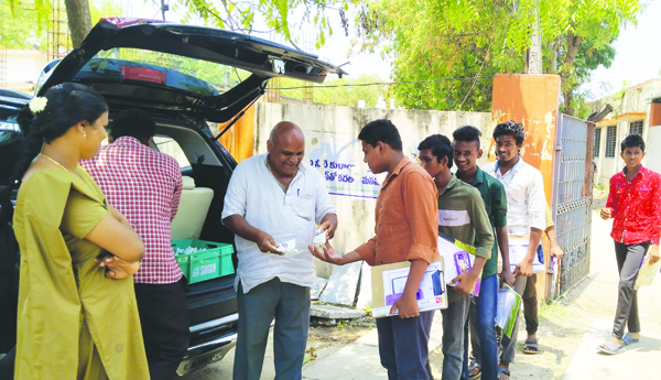 'పది' విద్యార్థులకు మజ్జిగ ప్యాకెట్లు పంపిణీ
