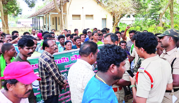 ఎమ్మెల్యేకు ఆదివాసీల సెగ