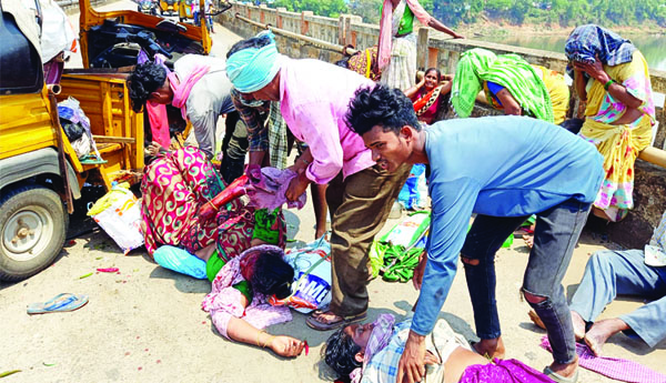 శబరి బ్రిడ్జిపై రోడ్డు ప్రమాదం