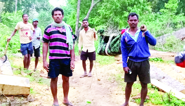 5 కిలో మీటర్లు డోలీమోతతో మృతదేహం తరలింపు