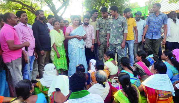 ఎమ్మెల్యే ధనలక్ష్మిని అడ్డుకున్న ఆదివాసీలు