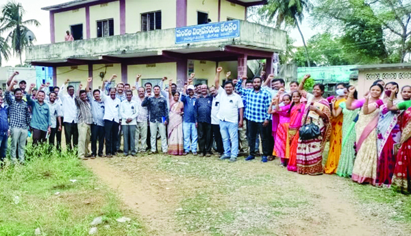  ఉపాధ్యాయుల సస్పెన్షన్లపై నిరసన