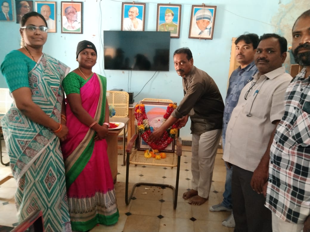  జ్యోతిరావు చిత్రపటానికి పూలమాల వేస్తున్న ఎంపీడీవో వెంకటరమణ