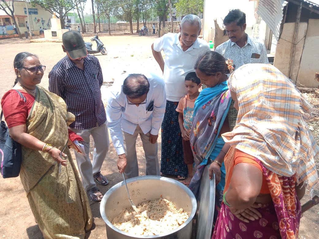మధ్యాహ్న భోజనాన్ని పరిశీలిస్తున్న జిల్లా అబ్జర్వర్‌ విజయకుమారి