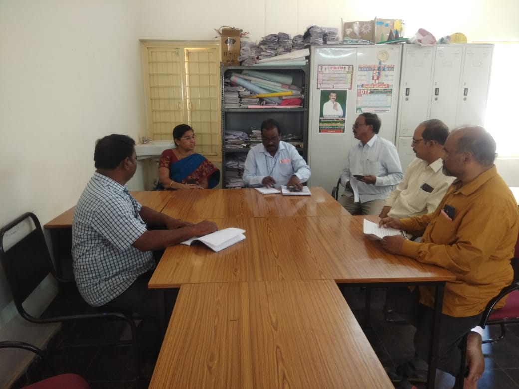 మోడల్‌ స్కూల్‌లో రికార్డులను తనిఖీ చేస్తున్న రాష్ట్ర అబ్జర్వర్‌