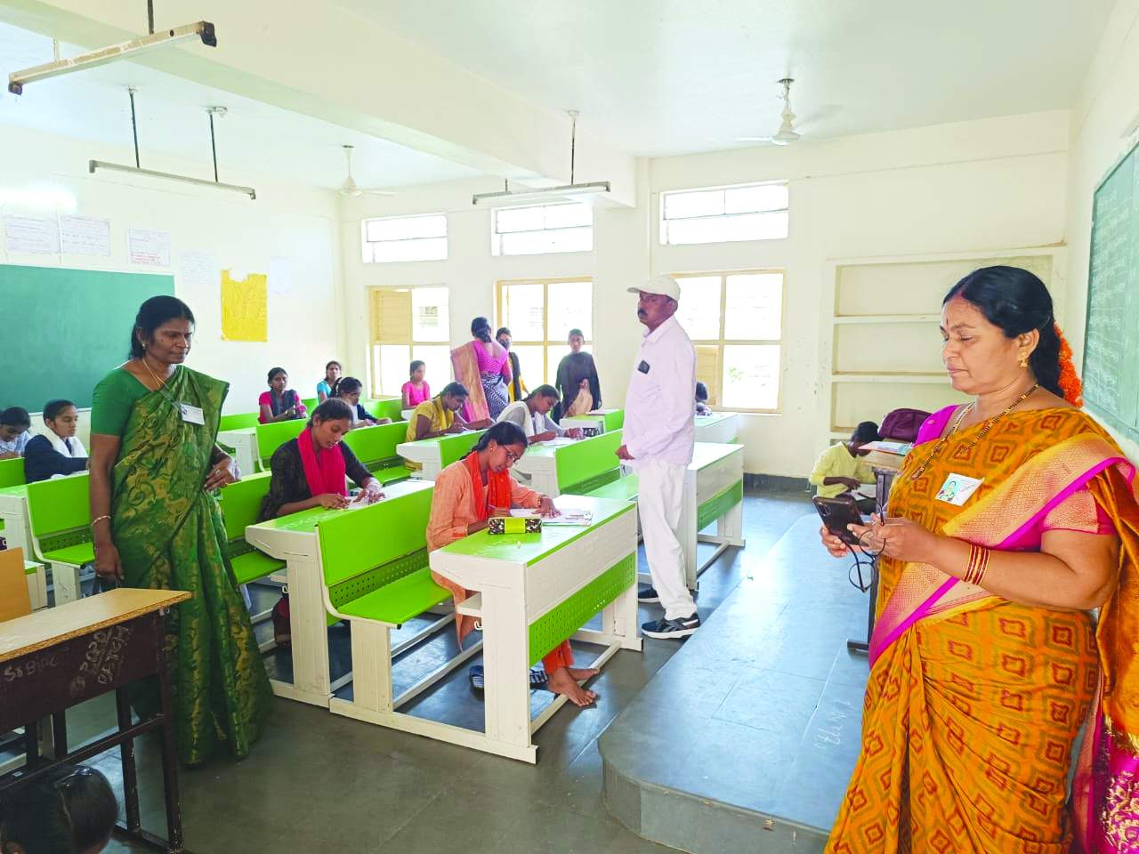 పరీక్షలను తనిఖీ చేస్తున్న ప్రిన్సిపాల్‌, ఎంఇఒ, అబ్జర్వర్‌