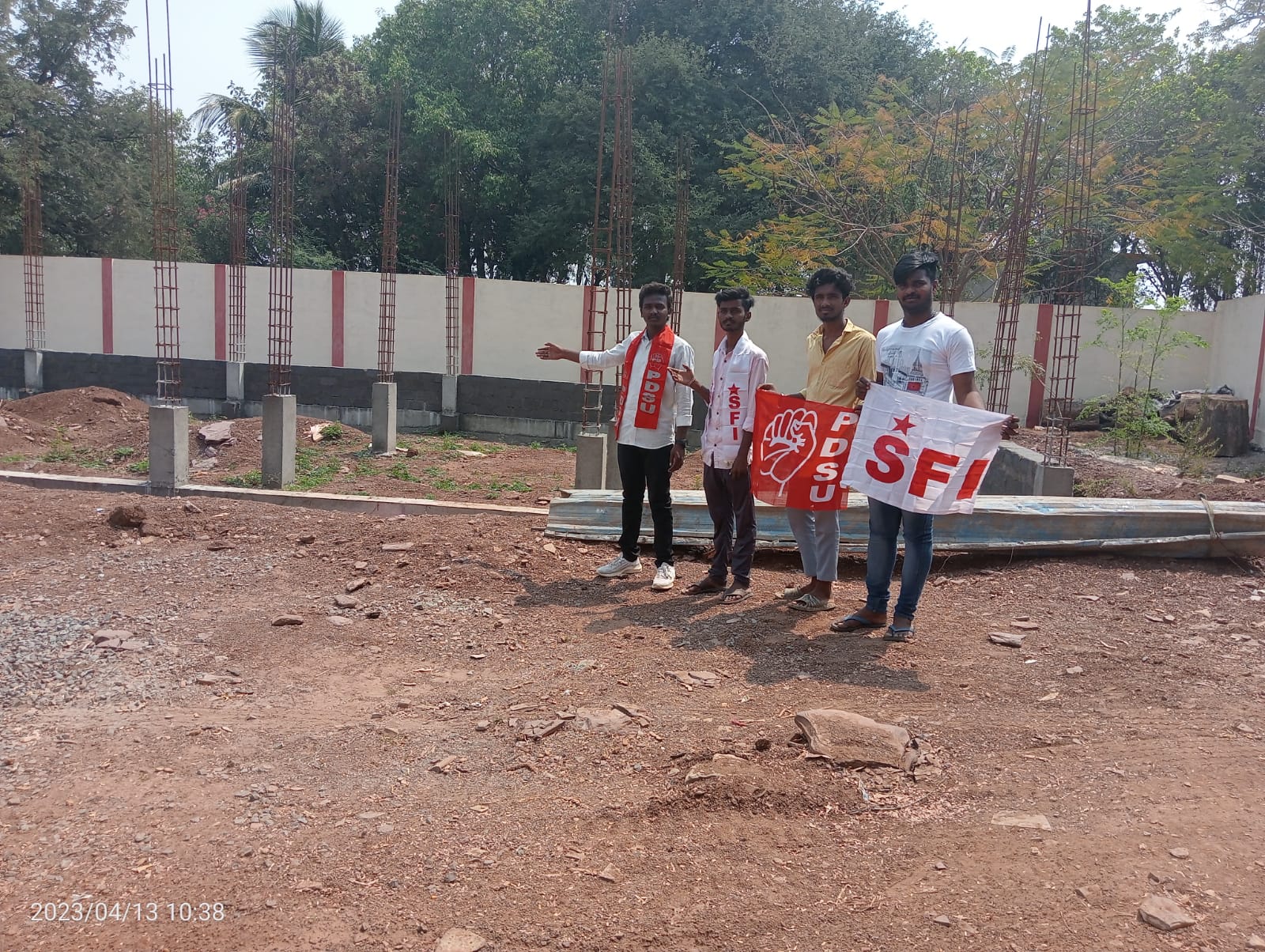 నాడు-నేడు పనులను పరిశీలిస్తున్న విద్యార్థి సంఘాల నాయకులు