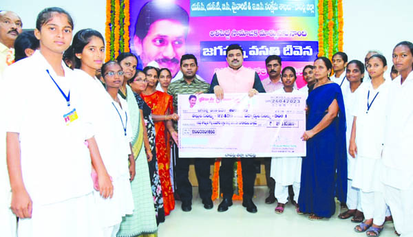 'వసతి దీవెన'ను వినియోగించుకోవాలి: కలెక్టర్‌