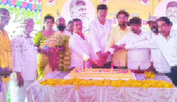 ఘనంగా చంద్రన్న జన్మదిన వేడుకలు