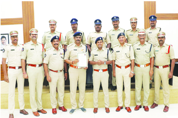 పోలీసులకు ఎస్‌పి ప్రశంస