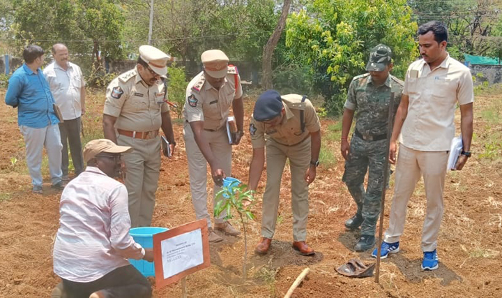 పోలీస్టేషన్‌లో ఎస్‌పి తనిఖీ