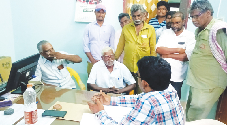 అధికారులతో మాట్లాడుతున్న వై.నేతాజి, తదితరులు