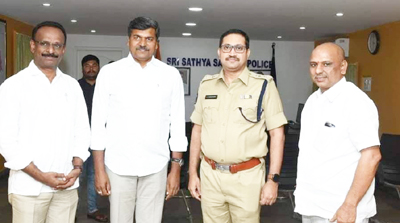 నూతన ఎస్పీ కలిసిన ప్రజాప్రతినిధులు
