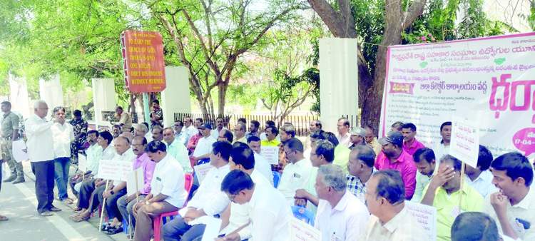   ధర్నాలో మాట్లాడుతున్న సిఐటియు రాష్ట్ర ఉపాధ్యక్షులు ఇంతియాజ్‌