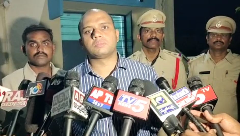 వైసిపి నాయకులపై అట్రాసిటీ కేసు