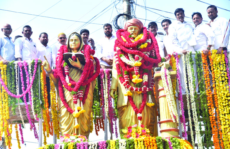 ఫూలేను ఆదర్శంగా తీసుకోవాలి