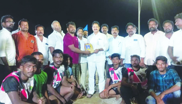 బహుమతులు అందజేత