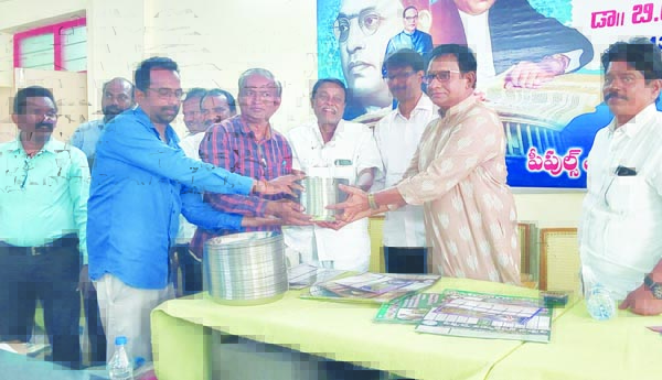 హాస్టల్‌ విద్యార్థులకు ప్లేట్లు పంపిణీ