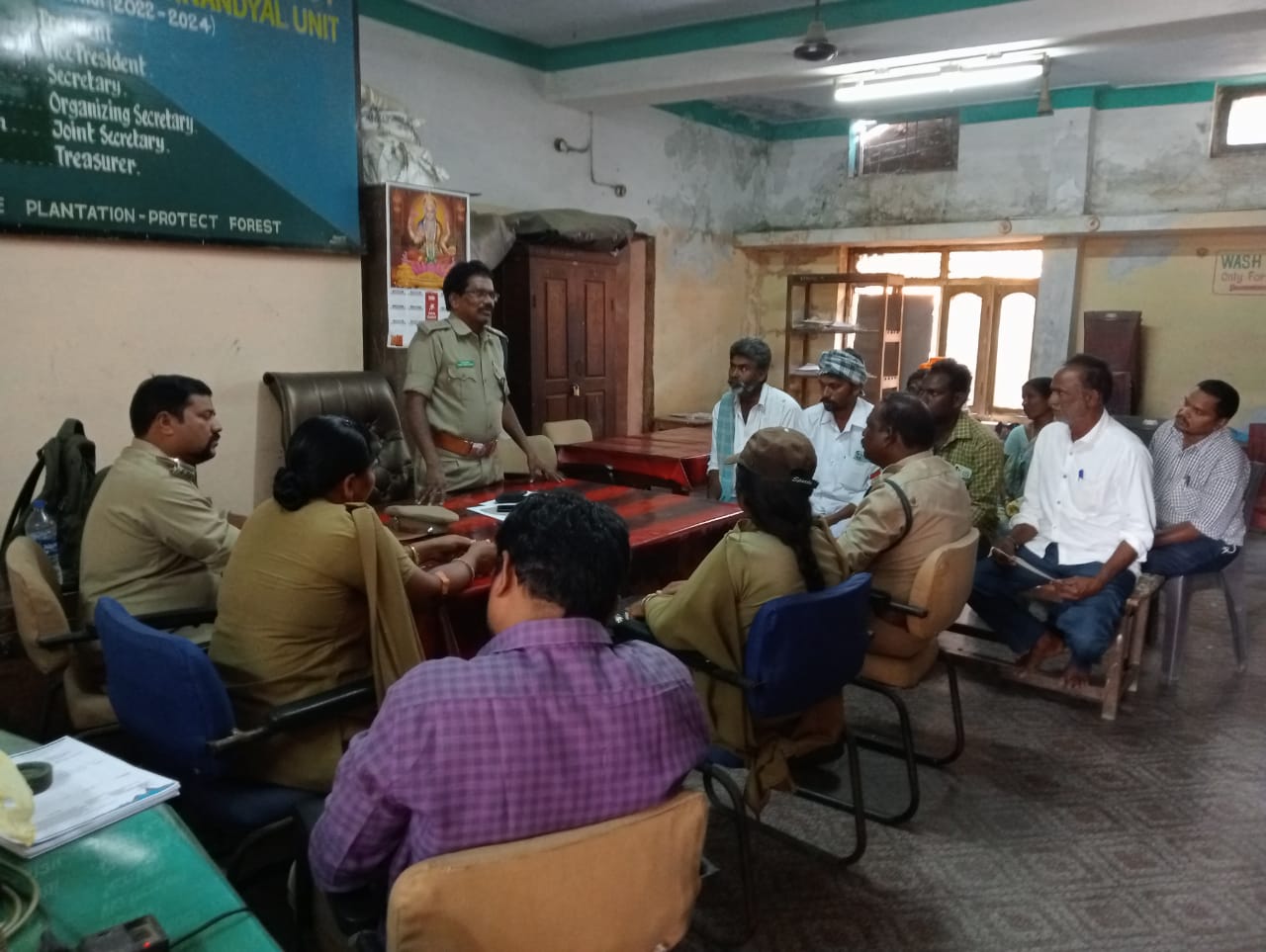 మాట్లాడుతున్న చలమరేంజ్‌ అధికారి ఈశ్వరయ్య.