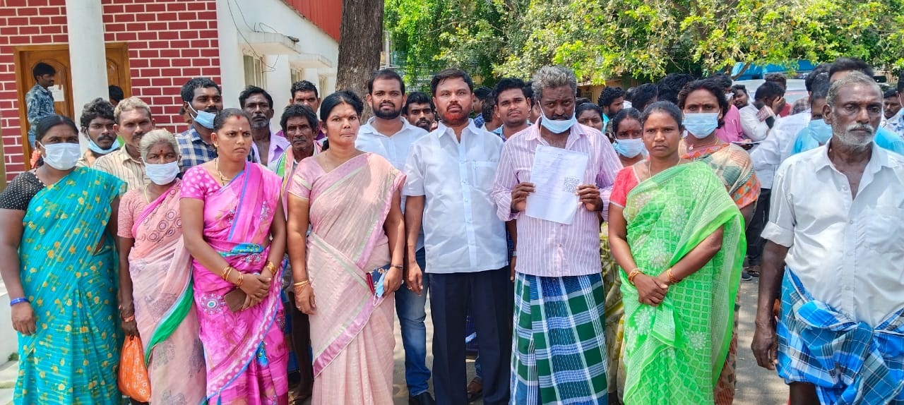 తహశీల్దారుపై చర్యలు తీసుకోవాలని వినతి