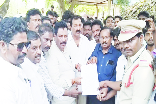 మృతుల కుటుంబాలకు న్యాయం చేయాలని ధర్నా