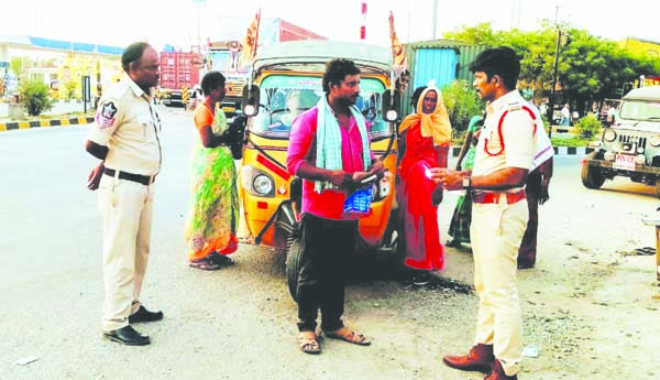 అడ్డరోడ్‌ జంక్షన్‌లో ఆటోల తనిఖీ