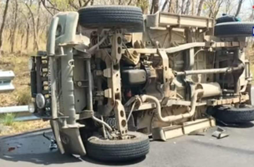 బోల్తా పడిన బొలెరో వాహనం