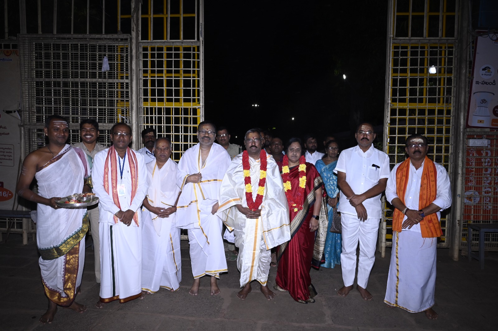 ప్రెస్‌ అకాడమీ చైర్మన్‌కు స్వాగతం పలుకుతున్న ఇఒ, అర్చకులు, వేద పండితులు