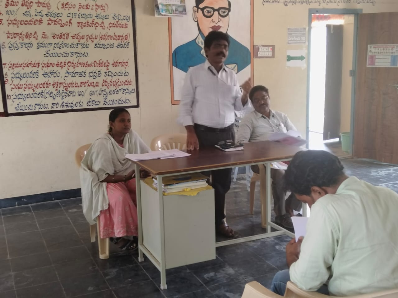 'ఉపాధి' సిబ్బందితో ఎంపిడిఒ సమీక్ష