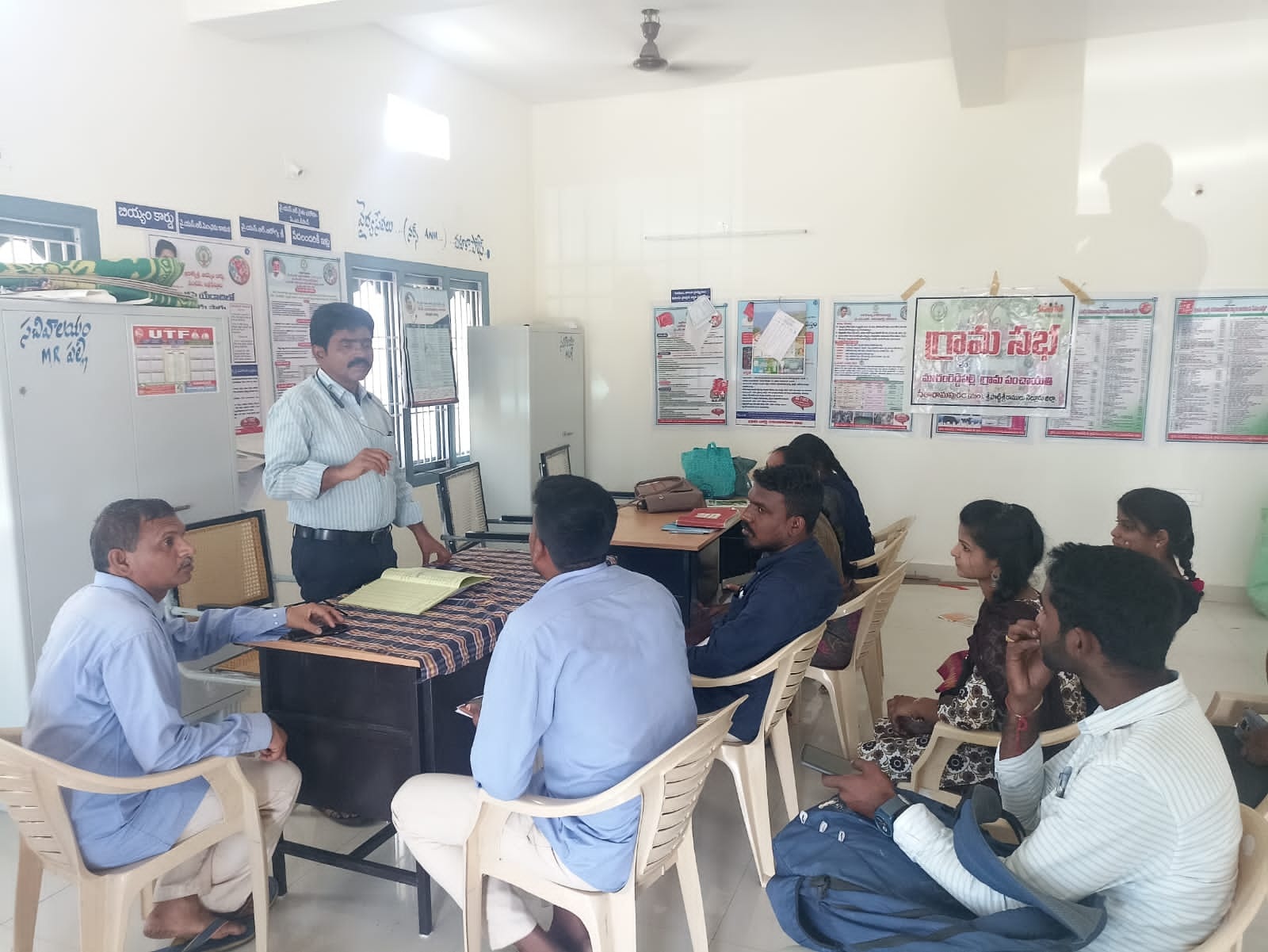 ప్రజలకు అందుబాటులో ఉండాలి