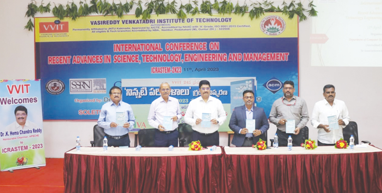 పుస్తకావిష్కరణలో ప్రొఫెసర్‌ హేమచంద్రారెడ్డి తదితరులు