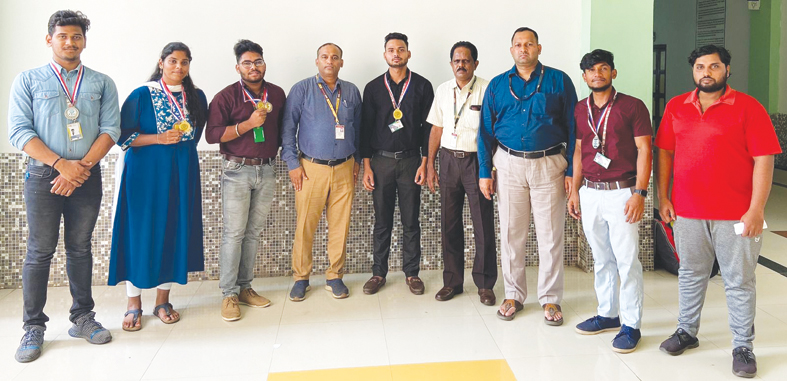 విద్యార్థులను అభినందిస్తున్న చప్పిడి హనుమంతరావు