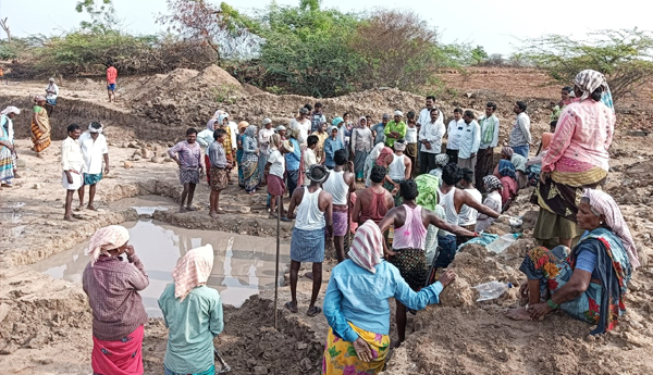 upadi-hami-padakam-workers-protest