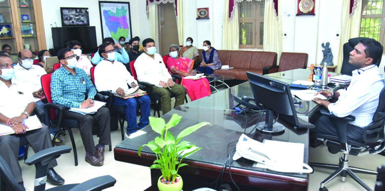 -వైద్యాధికారులకు కలెక్టర్‌ హెచ్చరిక