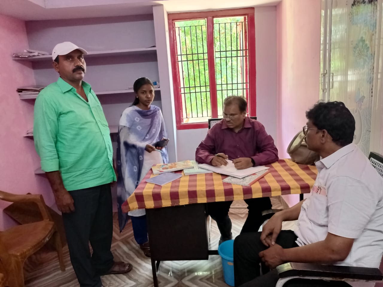 సచివాలయంలో తహశీల్దారు తనిఖీ