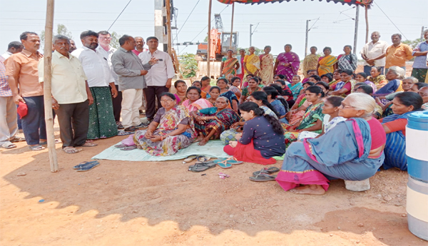 Villagers-protest-for-4-days-CPM-support