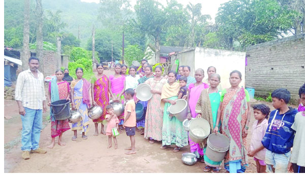 ఖాళీ బిందెలతో గ్రామస్తుల ఆందోళన