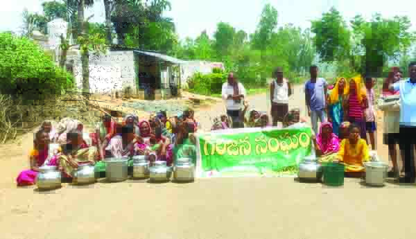 ఖాళీ బిందెలతో మహిళల నిరసన