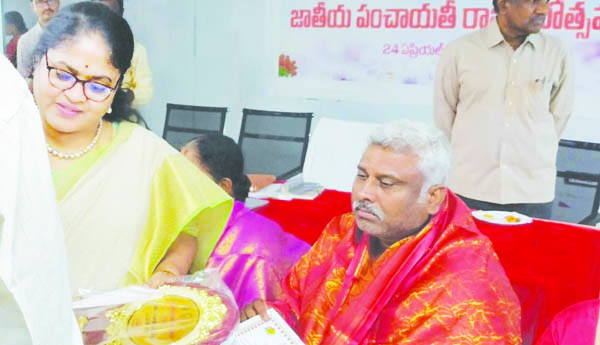 సర్పంచ్‌కు అవార్డు